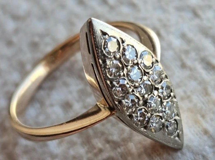 Золотое кольцо с бриллиантами 583 пр