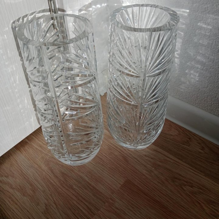 Две высокие хрустальные вазы для цветов/интерьера