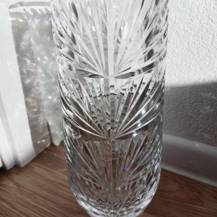 Две высокие хрустальные вазы для цветов/интерьера