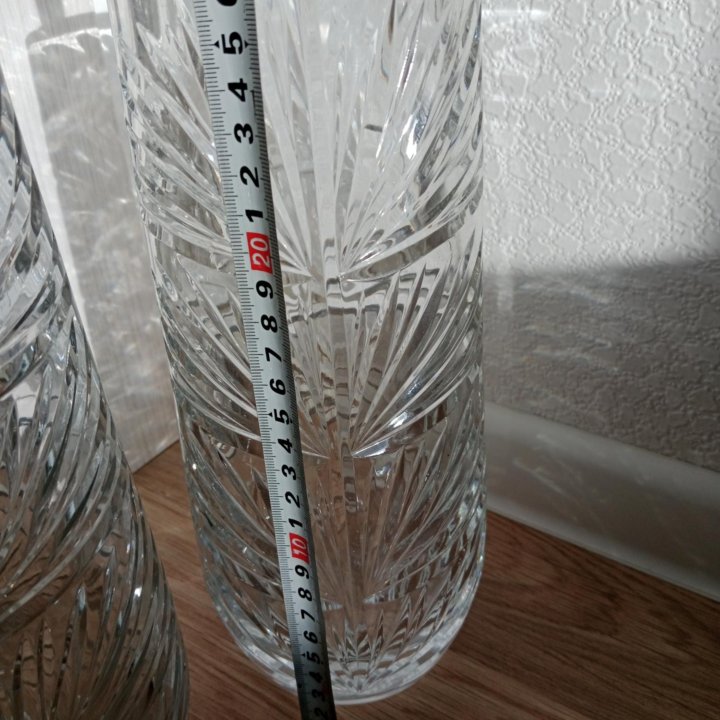 Две высокие хрустальные вазы для цветов/интерьера
