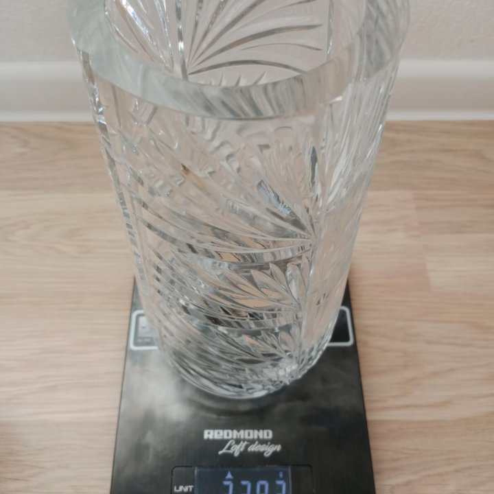 Две высокие хрустальные вазы для цветов/интерьера