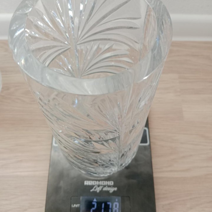 Две высокие хрустальные вазы для цветов/интерьера