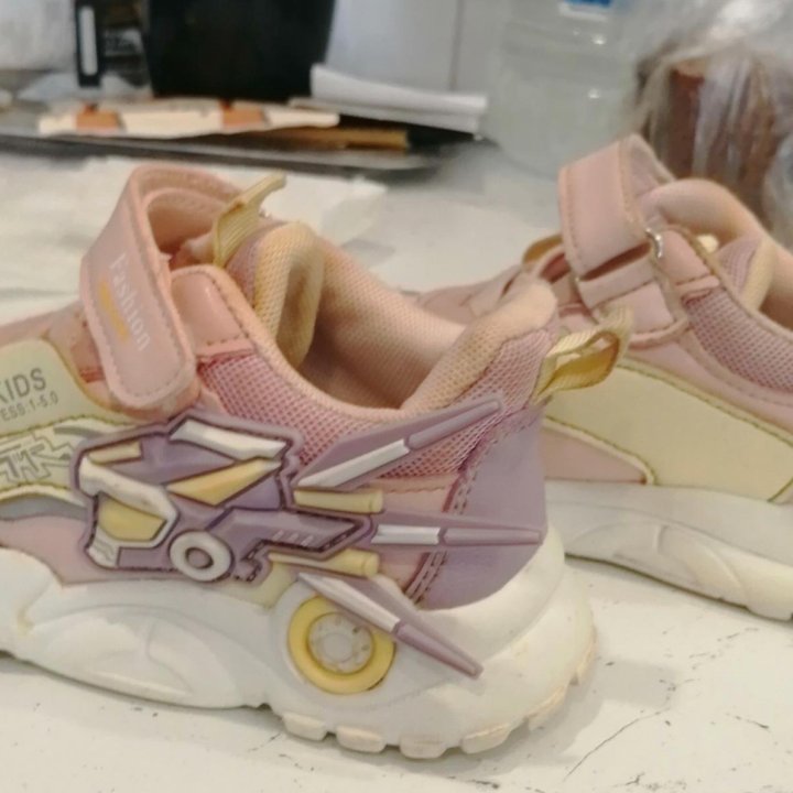 Кроссовки на девочку