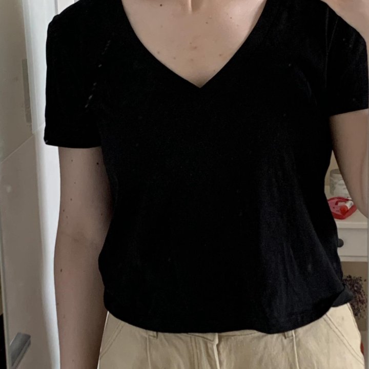 Черная женская футболка Zara с V-вырезом размер М