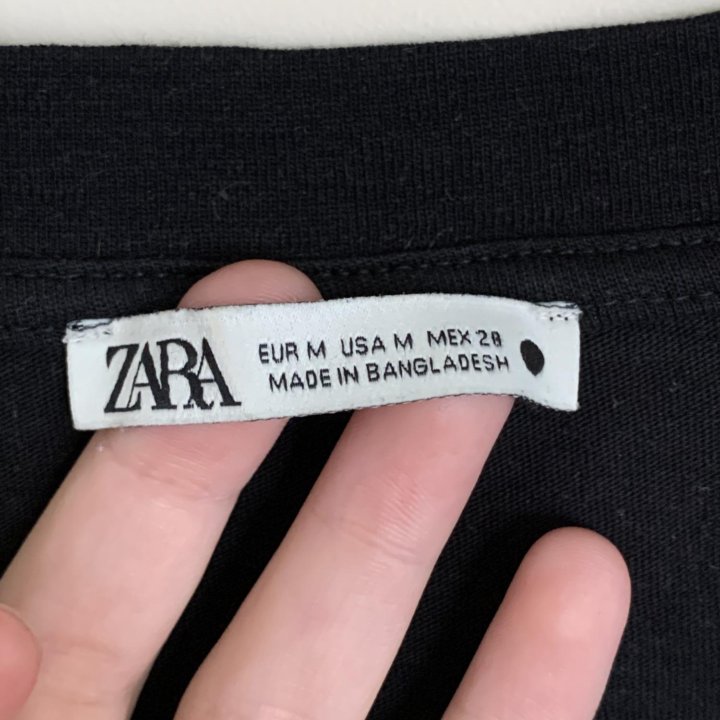 Черная женская футболка Zara с V-вырезом размер М