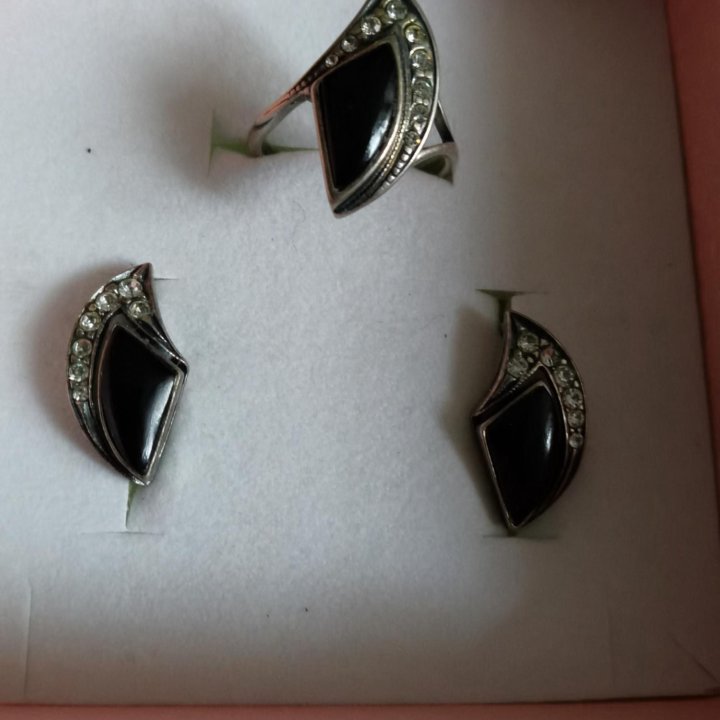 Гарнитур. Кольцо и серьги.