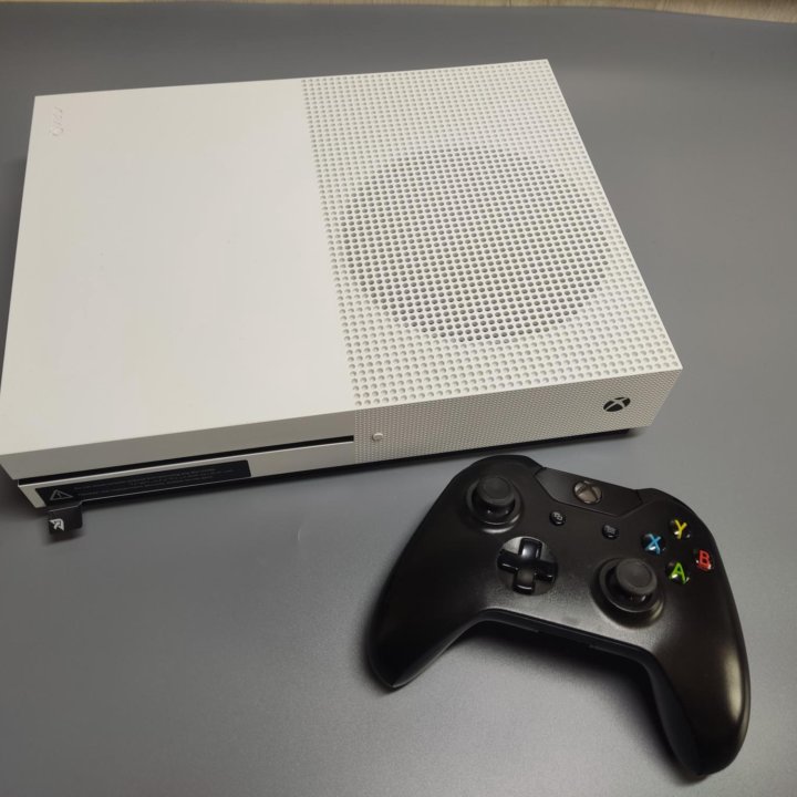 Xbox One S 500Gb+UFC 3,GTA 5 и тд