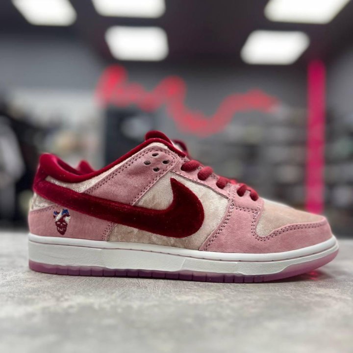 Кроссовки Nike SB Dunk Low StrangeLove Skateboards