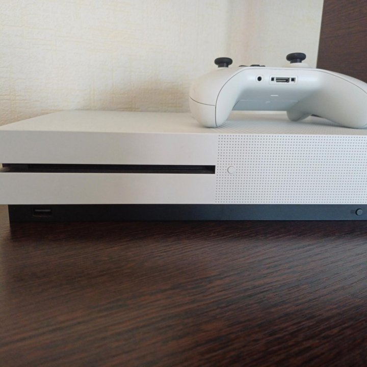 Игровая приставка Microsoft Xbox One S 1Тб