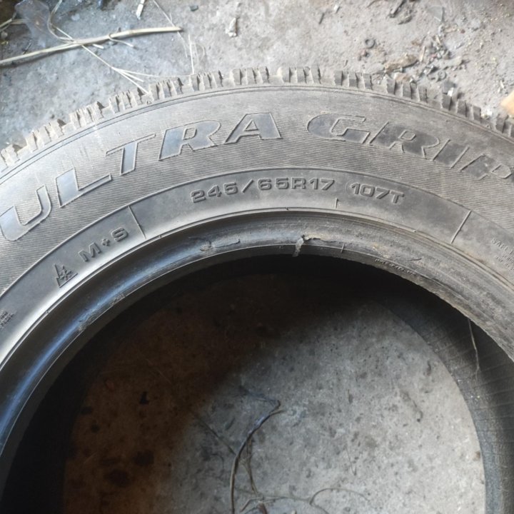 Goodyear UltraGrip 500 245/65 R17 107