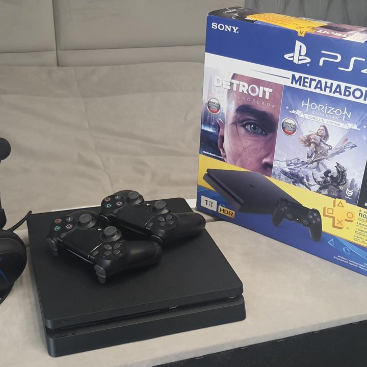 Продам sony playstation 4 slim 1tb с 2 джойстиками