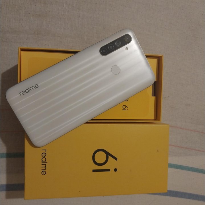 Телефон Realme 6i