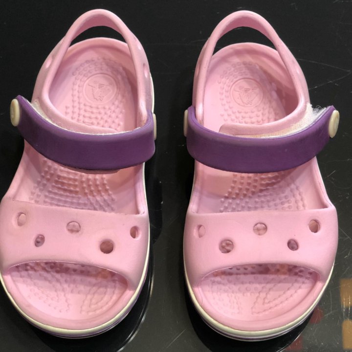 Сандалии Crocs для девочки