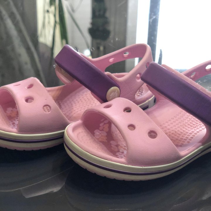 Сандалии Crocs для девочки