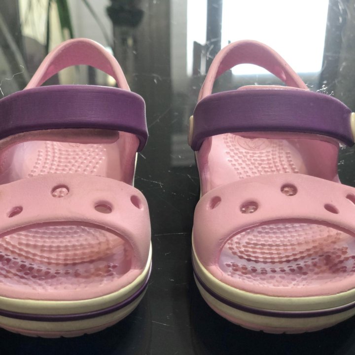 Сандалии Crocs для девочки