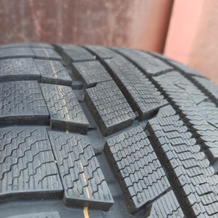 Зимние шины Toyo 225/50 R18