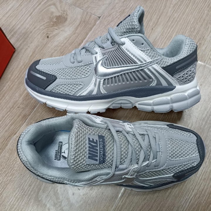 Кроссовки Nike Vomero 5