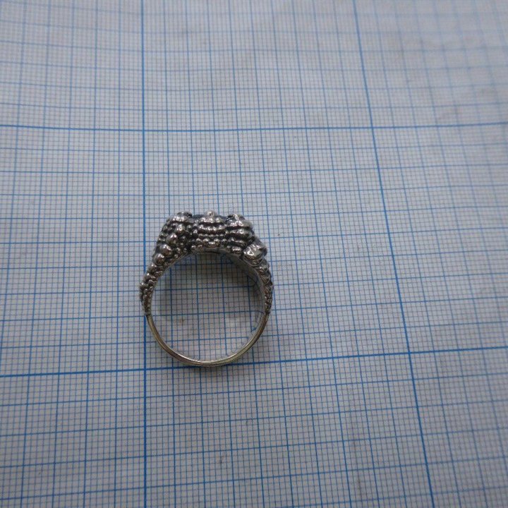 Перстень с изумрудом в когте