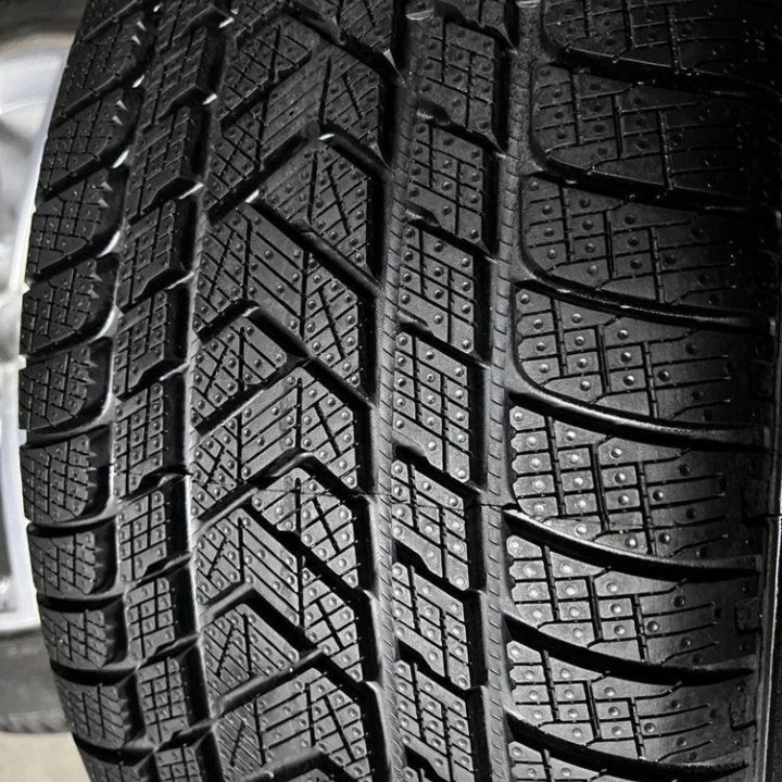 Pirelli Scorpion Winter 325/35 R22