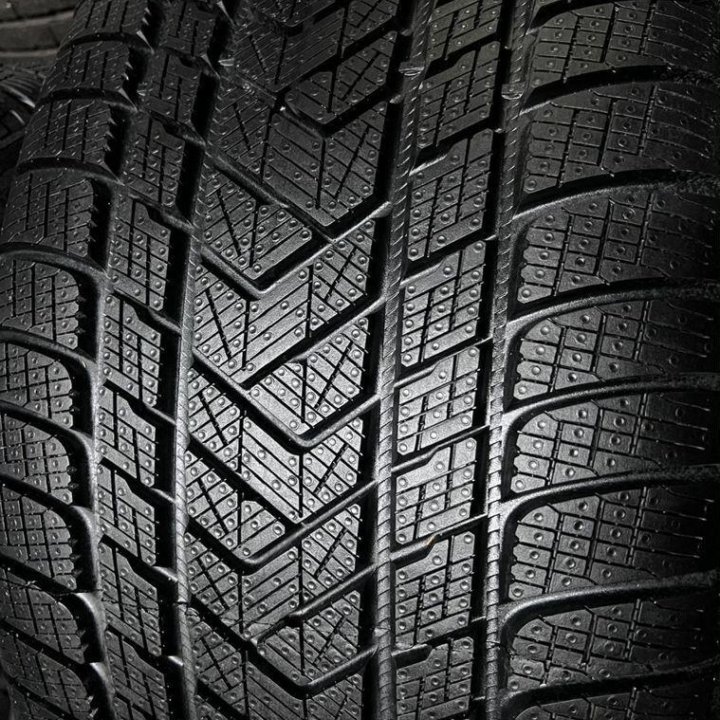 Pirelli Scorpion Winter 325/35 R22