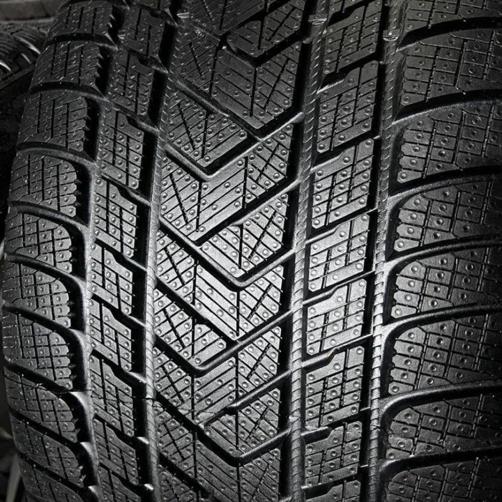 Pirelli Scorpion Winter 325/35 R22