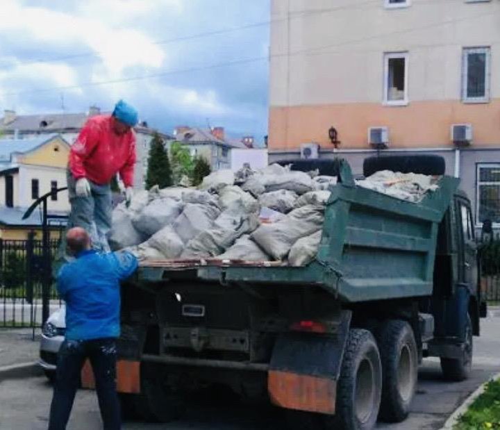 Вывоз мусора с грузчиками недорого