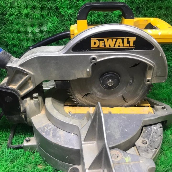 Торцовочная пила DeWALT