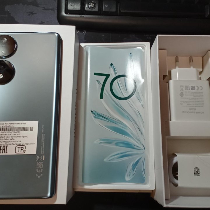 Телефон Honor70