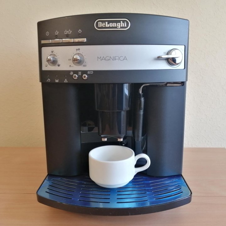 Кофемашина Delonghi.