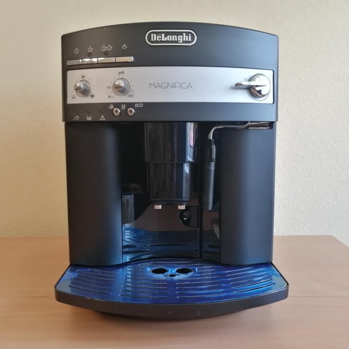 Кофемашина Delonghi.