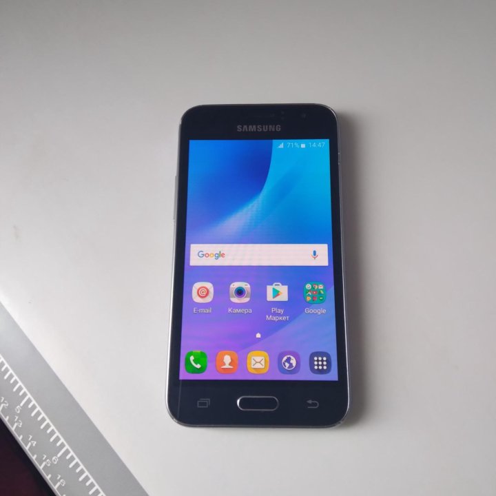 Продаю телефон Samsung Galaxy J1