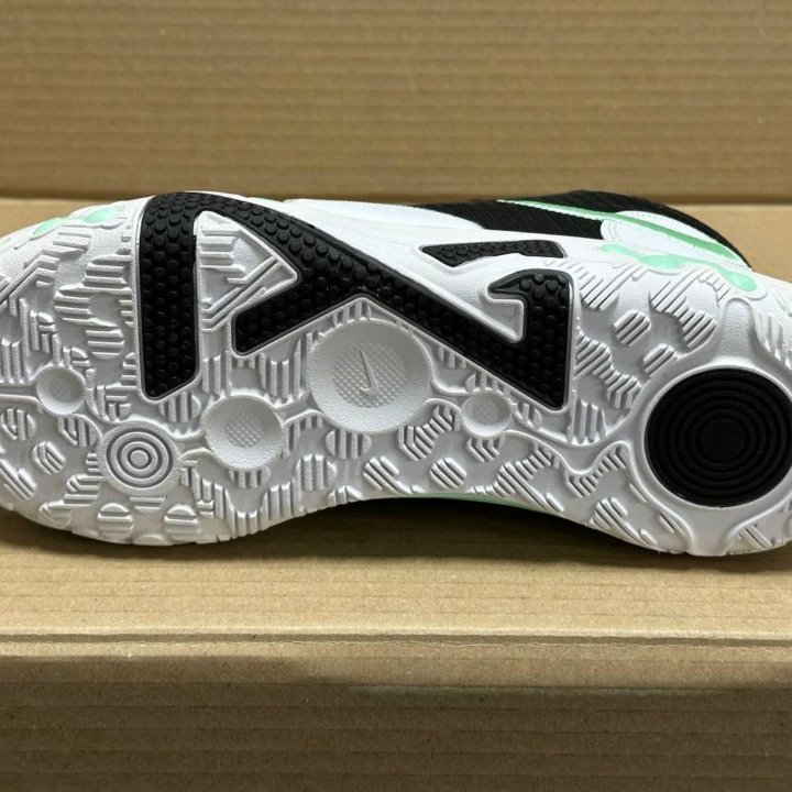 Кроссовки NIKE 44 размера