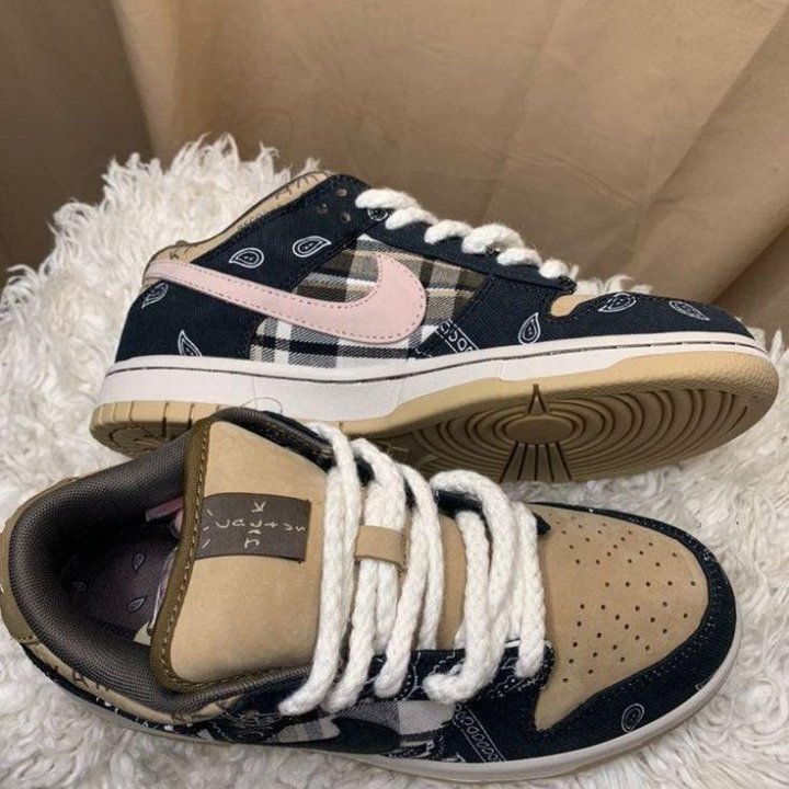 SB Dunk Low Travis Scott