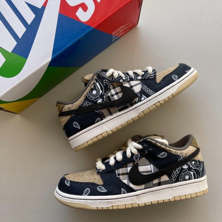 SB Dunk Low Travis Scott