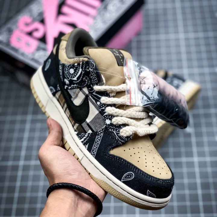 SB Dunk Low Travis Scott