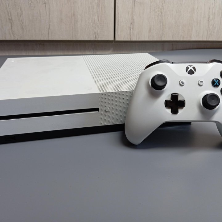 Xbox One S 1Tb+ куча игр