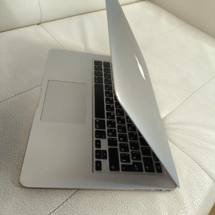 MacBook Air 13 2015 с 8gb ОЗУ , CORE i5 1,6ghz x 4