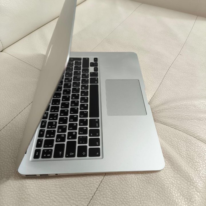 MacBook Air 13 2015 с 8gb ОЗУ , CORE i5 1,6ghz x 4