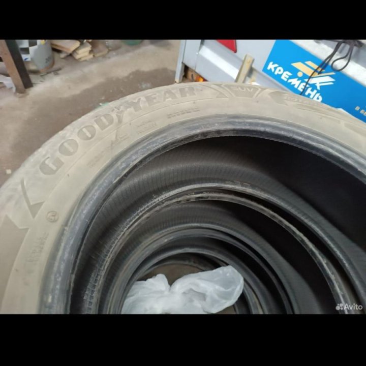 Goodyear UltraGrip SUV 235/55 R19 105T