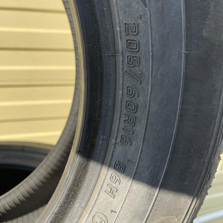 Продам летнюю резину Dunlop 205/60/16