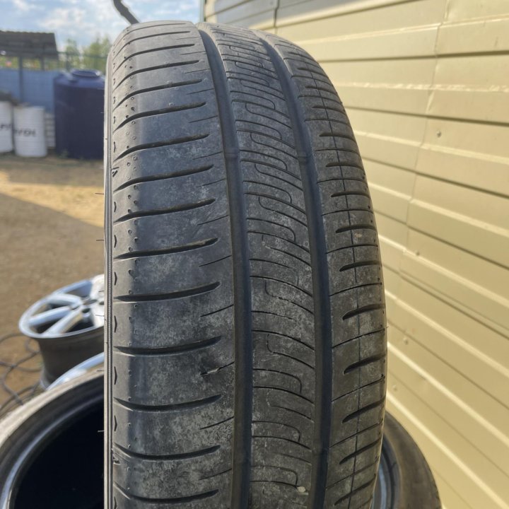 Продам летнюю резину Dunlop 205/60/16