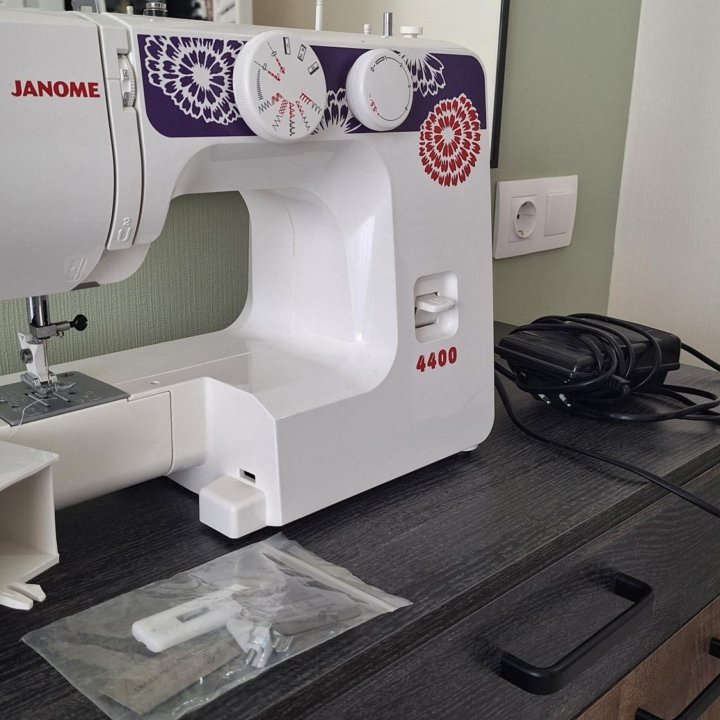 Швейная машина Janome 4400