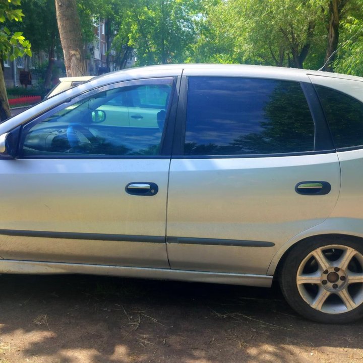 Nissan Tino, 2000