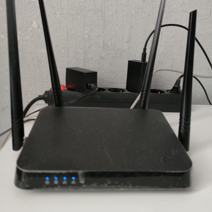 Wi-Fi роутер D-Link DIR-825/RU/I1A, черный