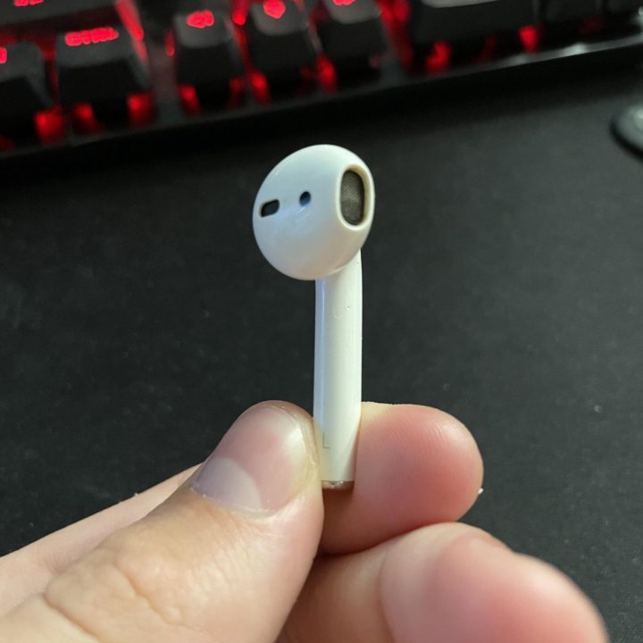 Левый наушник airpods 1