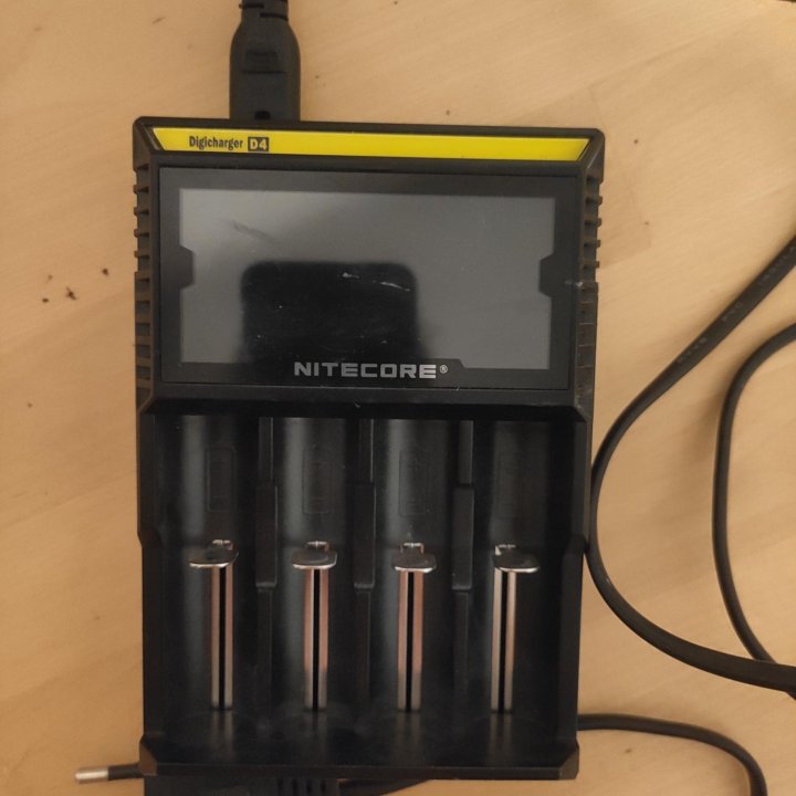 Зарядное устройство Nitecore Digicharger D4