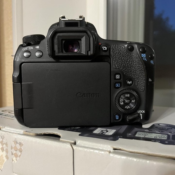 Продам фотоаппарат canon 77d