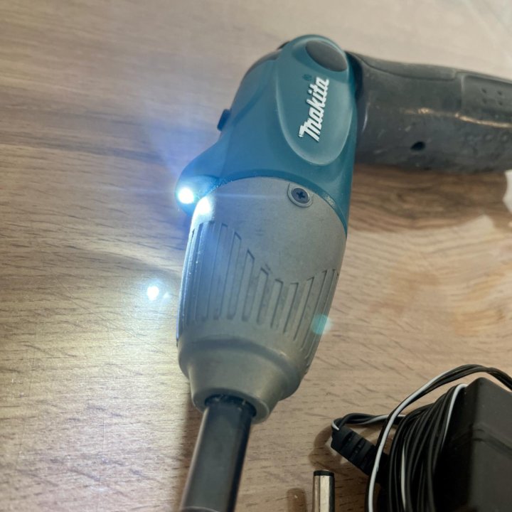 Аккумуляторная отвертка makita 6723D + кейс с бит