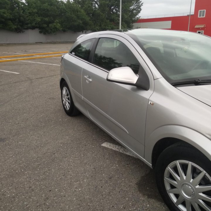 Opel Astra GTC, 2010