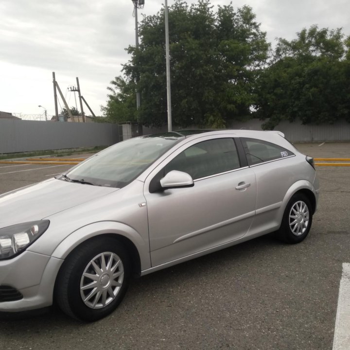 Opel Astra GTC, 2010